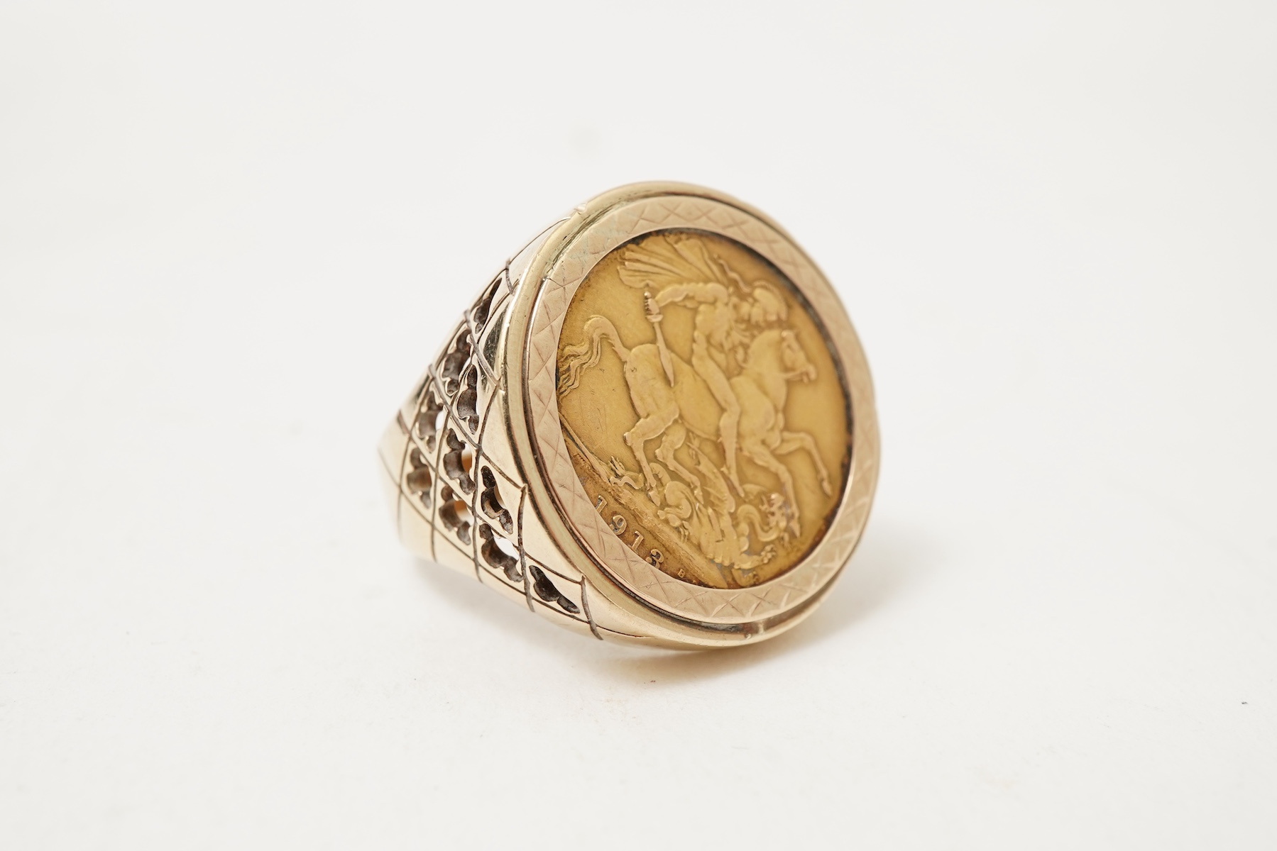 A George V sovereign coin ring, 1913 and later